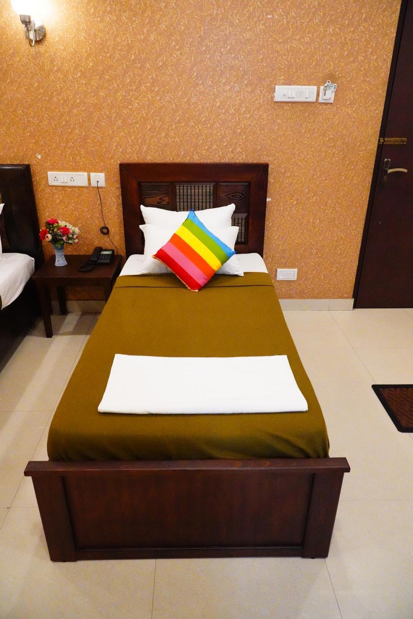 Отель Vinayagam Residency Arcot Экстерьер фото